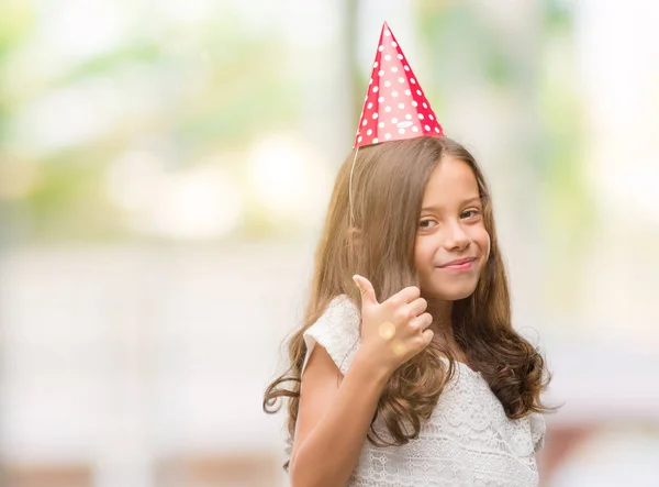 Menina Hispânica Morena Usando Chapéu Aniversário Feliz Com Grande Sorriso — Fotografia de Stock