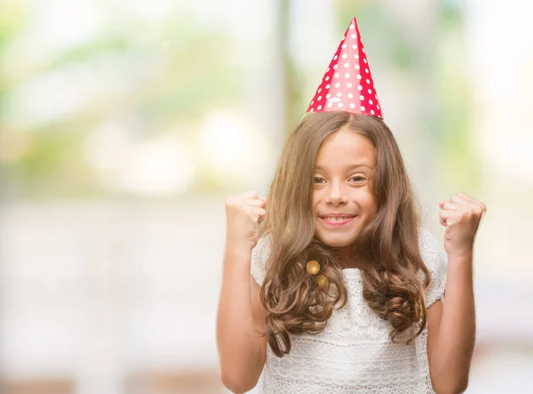感情を応援して誇りに思って叫んで 勝利と非常に興奮して 成功を祝う誕生日の帽子を身に着けているブルネットのヒスパニック系少女 — ストック写真