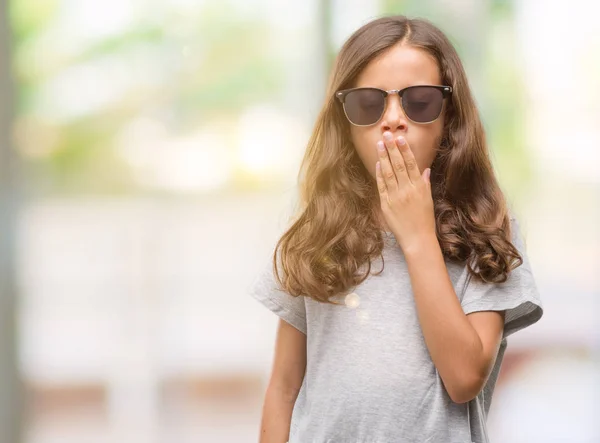 Menina Hispânica Morena Usando Óculos Sol Entediado Bocejo Cansado Cobrindo — Fotografia de Stock