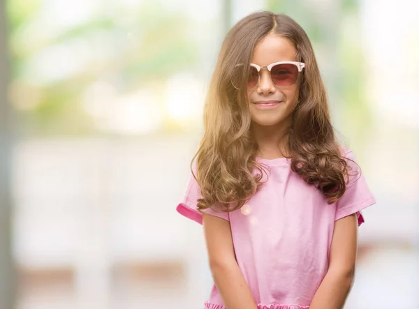Brünettes Hispanisches Mädchen Mit Sonnenbrille Mit Einem Glücklichen Gesicht Stehend — Stockfoto