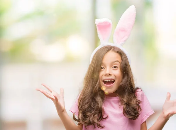 Chica Hispana Morena Con Orejas Conejo Pascua Muy Feliz Emocionada —  Fotos de Stock