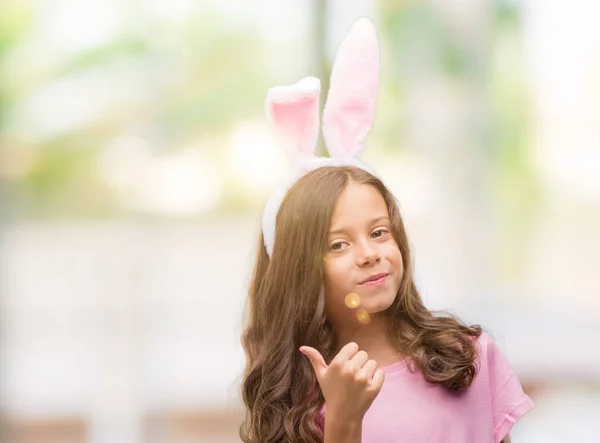 Brünettes Hispanisches Mädchen Trägt Osterhasenohren Glücklich Mit Breitem Lächeln Tut — Stockfoto