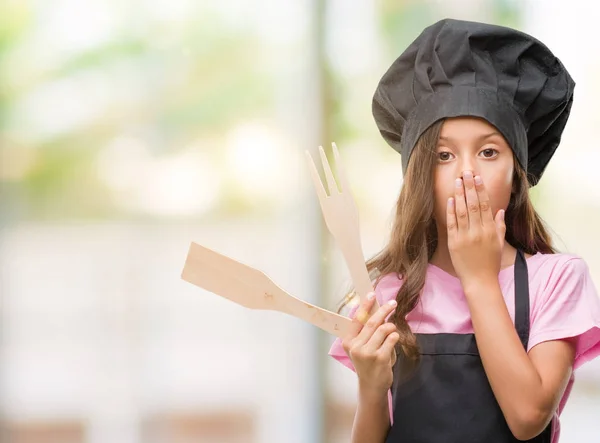 Μελαχρινή Κορίτσι Ισπανόφωνος Φορώντας Μάγειρας Ομοιόμορφη Κάλυψη Στόμα Χέρι Σοκαρισμένος — Φωτογραφία Αρχείου