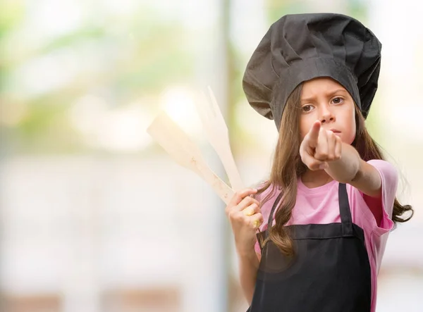 ヒスパニックのブルネットの少女カメラと指で指している制服着て料理手に署名 正面からポジティブで自信のジェスチャー — ストック写真