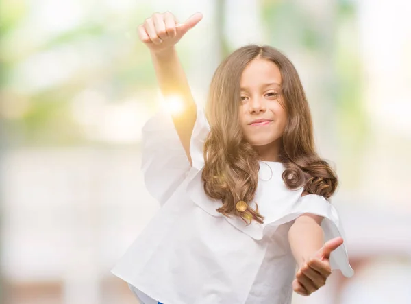 Menina Hispânica Morena Aprovando Fazer Gesto Positivo Com Mão Polegares — Fotografia de Stock