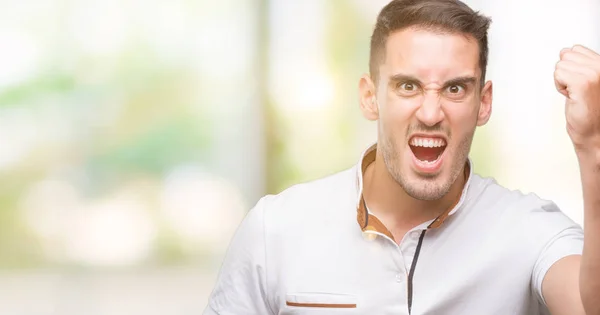 Bonito Homem Casual Jovem Vestindo Shirt Branca Irritado Frustrado Gritando — Fotografia de Stock