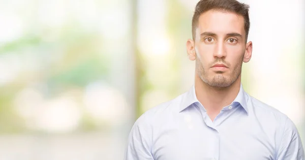 Knappe Jonge Zakenman Met Ernstige Uitdrukking Het Gezicht Simpel Natuurlijk — Stockfoto