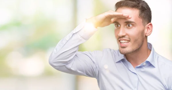 Guapo Joven Empresario Muy Feliz Sonriente Mirando Lejos Con Mano — Foto de Stock