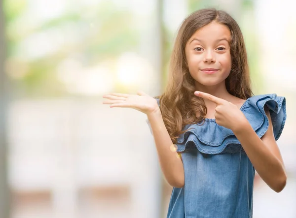 Brunett Spansktalande Tjej Klädd Denim Klänning Mycket Glad Pekar Med — Stockfoto