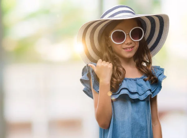 Brunetka Hispánský Dívka Která Nosí Sluneční Brýle Klobouk Letní Polohovací — Stock fotografie