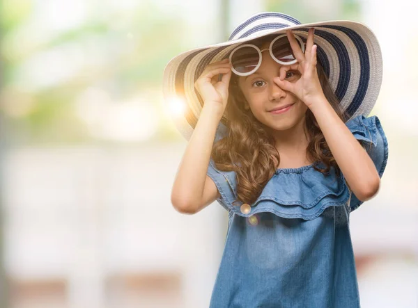 Brunette Hispanic Girl Wearing Sunglasses Summer Hat Happy Face Smiling — Stock Photo, Image