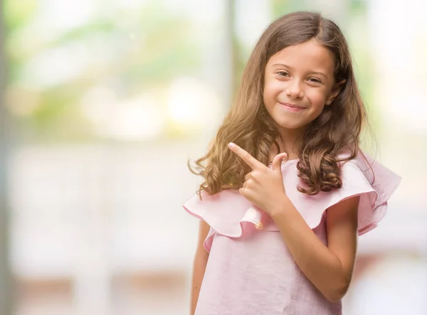 Μελαχρινή Κορίτσι Ισπανόφωνος Φοράει Ροζ Φόρεμα Χαρούμενα Ένα Χαμόγελο Του — Φωτογραφία Αρχείου