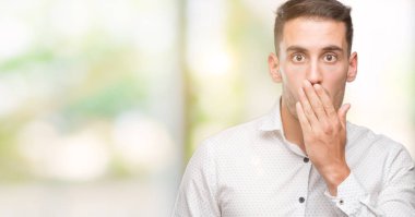 Yakışıklı genç iş adamı kapak ağız el için hata, ifade korku, utanç ile şok ile sessizlik içinde gizli kavramı korkuttu