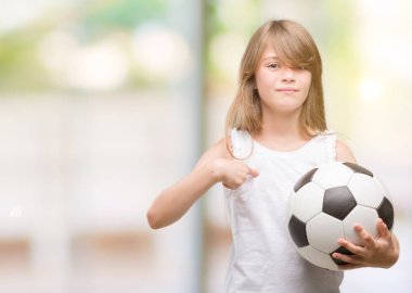 Genç Sarışın yürümeye başlayan çocuk futbol topu sürpriz yüz işaret parmağı kendisine holding