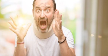 Küme ayracı stresli baş, ellerini tutmak panik içinde dehşet içinde bir boyun kullanarak, bağırarak komuta sizde yaralı