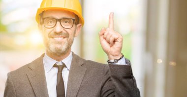 Yukarı dönük üst düzey mimar ya da mutlu ve tezahürat ifade wow jest