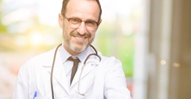 Doktor komuta sizde, tıbbi profesyonel el sıkışma poz karşılama, güven ve başarı kavramı ifade, tebrik ellerini tutar.