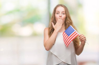 Bayrak el için hata, ifade korku, utanç ile şok ile ABD kapak ağız tutan genç sarışın kadın sessizce, gizli kavramı korkuttu