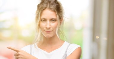 Genç güzel kadın uzak yan parmak ile işaret