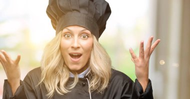 Güzel aşçı kadın şef mutlu ve ifade wow jest tezahürat