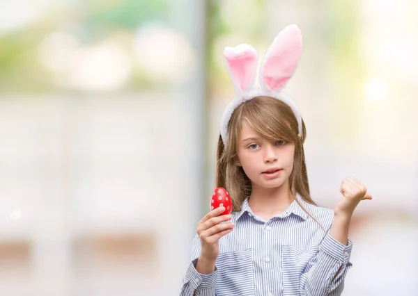 Jonge Blonde Kind Dragen Easter Bunny Oren Omhoog Met Hand — Stockfoto