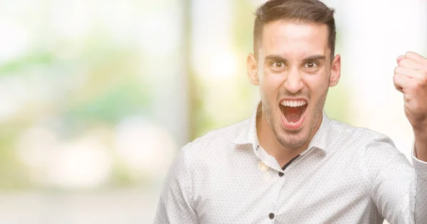 Bonito Jovem Homem Negócios Irritado Frustrado Gritando Com Raiva Louco — Fotografia de Stock