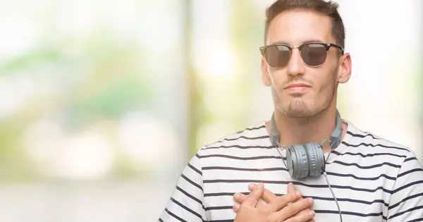 Bonito Jovem Vestindo Fones Ouvido Sorrindo Com Mãos Peito Com — Fotografia de Stock