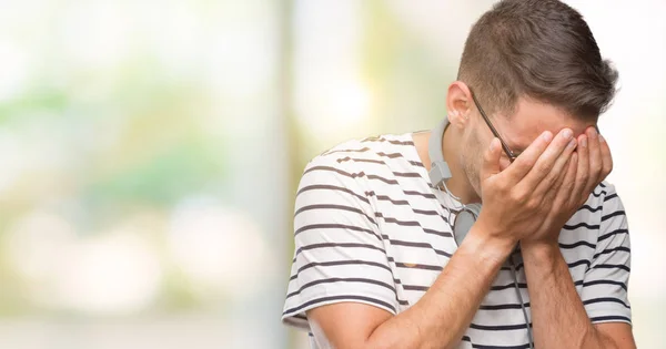 Joven Guapo Usando Auriculares Con Expresión Triste Cubriendo Cara Con — Foto de Stock