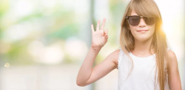 Joven Niño Rubio Con Gafas Sol Haciendo Signo Con Los —  Fotos de Stock