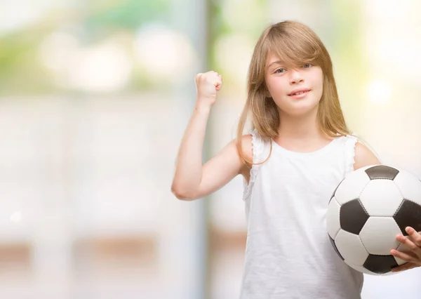 Jovem Criança Loira Segurando Bola Futebol Gritando Orgulhoso Celebrando Vitória — Fotografia de Stock