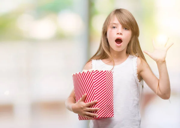 Mladá Blondýna Batole Držení Popcornu Pack Velmi Šťastný Nadšený Vítěz — Stock fotografie