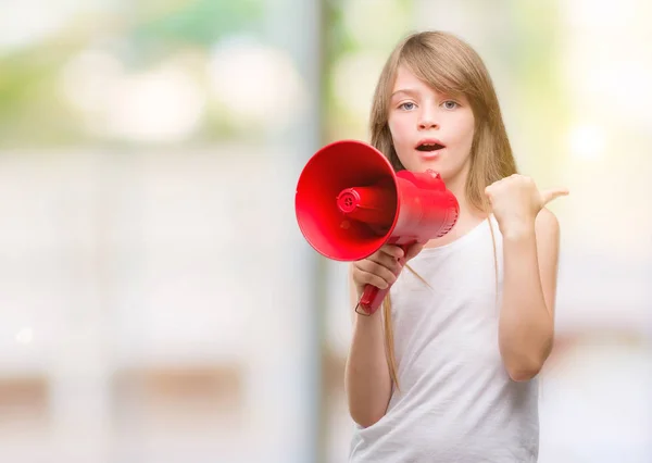 Jovem Criança Loira Segurando Megafone Apontando Com Mão Dedo Para — Fotografia de Stock