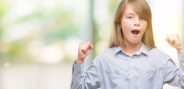 Joven Niño Rubio Vistiendo Camisa Azul Gritando Orgulloso Celebrando Victoria — Foto de Stock