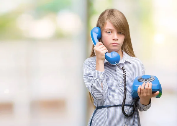Mladá Blondýna Batole Drží Vintage Telefon Výrazem Věří Inteligentní Tvář — Stock fotografie