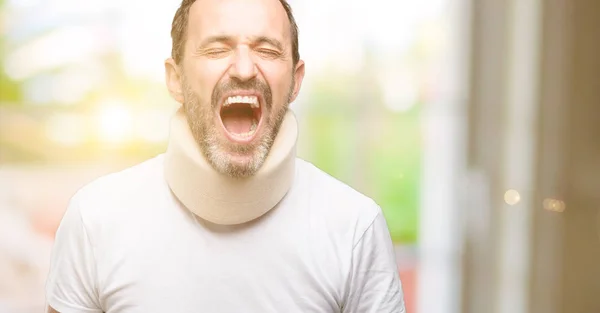 Hombre Mayor Herido Usando Corsé Cuello Estresante Aterrorizado Por Pánico — Foto de Stock