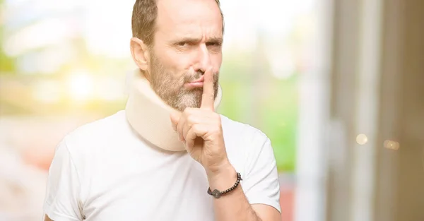 Hombre Mayor Lesionado Usando Collarín Con Dedo Índice Los Labios — Foto de Stock