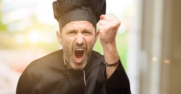Ανώτερος Μαγειρεύουν Άνθρωπος Φοράει Καπέλο Σεφ Ενοχλημένος Και Θυμωμένος Εκφράζοντας — Φωτογραφία Αρχείου