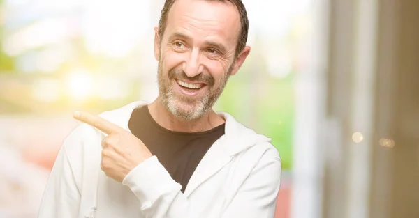 Uomo Mezza Età Che Indossa Abbigliamento Sportivo Indicando Lato Con — Foto Stock