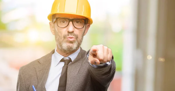 Arquitecto Ingeniero Senior Apuntando Hacia Frente Con Dedo —  Fotos de Stock