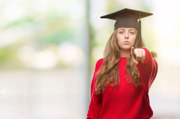 Mujer Rubia Joven Con Gorra Graduación Apuntando Con Dedo Cámara — Foto de Stock