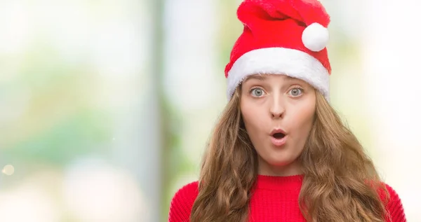 Jovem Loira Vestindo Chapéu Papai Noel Assustado Choque Com Rosto — Fotografia de Stock