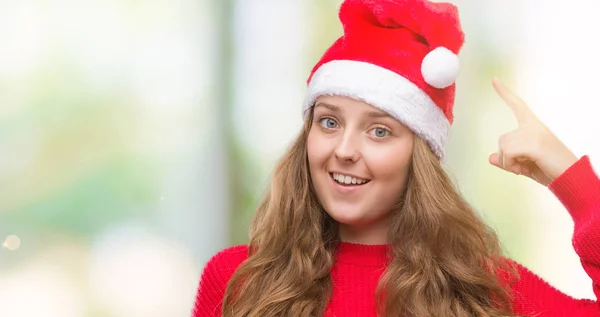 Unga Blonda Kvinnan Jultomten Hatt Mycket Glad Pekar Med Hand — Stockfoto