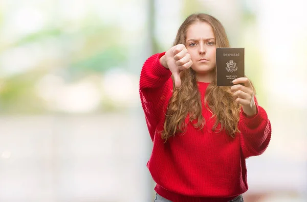 Młoda Blondynka Paszportem Stany Zjednoczone Gniewną Twarz Wyświetlono Niechęć Kciuk — Zdjęcie stockowe