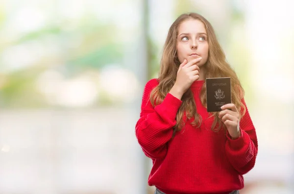 Jovem Loira Segurando Passaporte Dos Estados Unidos América Rosto Sério — Fotografia de Stock