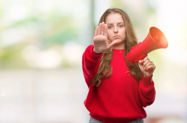 Mujer Rubia Joven Sosteniendo Megáfono Rojo Con Mano Abierta Haciendo — Foto de Stock