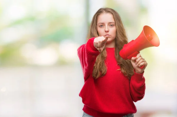 Молодая Блондинка Держит Красный Мегафон Указывая Пальцем Камеру Знак Руки — стоковое фото