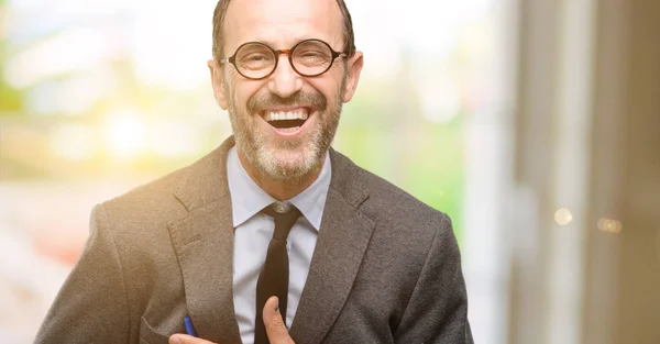 Profesor Hombre Usando Gafas Seguro Feliz Con Una Gran Sonrisa —  Fotos de Stock