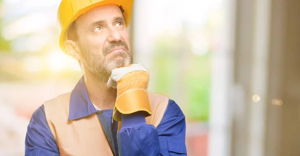 Ingeniero Sénior Trabajador Construcción Pensando Mirando Hacia Arriba Expresando Duda — Foto de Stock