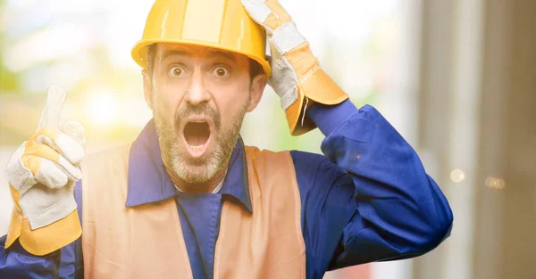 Leitender Ingenieur Bauarbeiter Zeigt Seite Seite Mit Dem Finger — Stockfoto