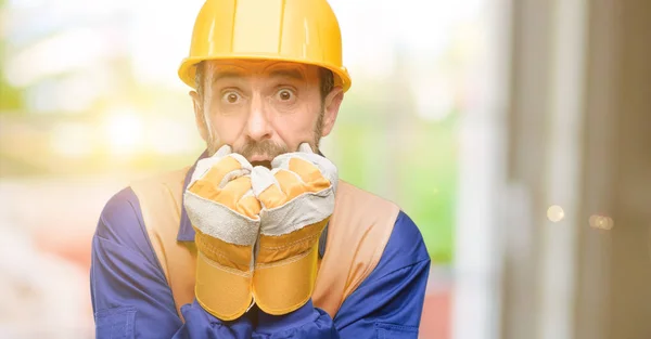 Ingénieur Senior Ouvrier Construction Terrifié Nerveux Exprimant Anxiété Geste Panique — Photo